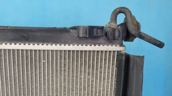 Radiateur d'eau Dodge Challenger SXT OEM M143308G image 10