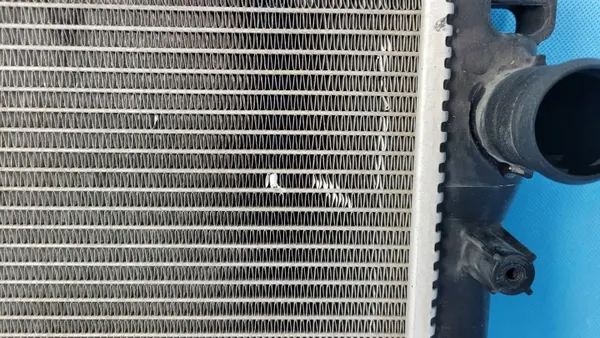 Radiateur d'eau Dodge Challenger SXT OEM M143308G image 5