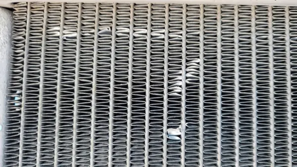 Radiateur d'eau Dodge Challenger SXT OEM M143308G image 9