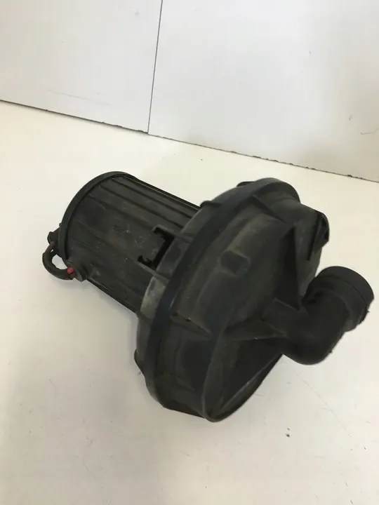 Polttoainepumppu VW PASSAT B5 1.6L 75kW 1996-2005 image 2