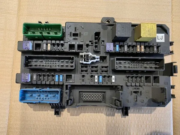 Module boîte à fusibles OEM 13268287 LJ Opel Zafira B image 2