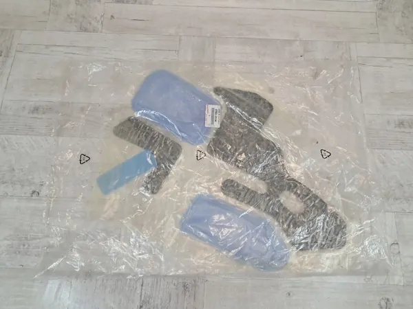 Toyota Yaris III Lift Türdämmung Links Vorne OEM 67832-0D240 image 2