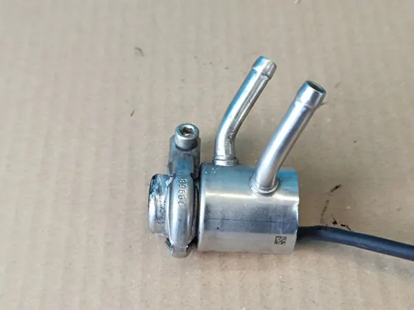 Injector AdBlue Skoda OE OEM 05L131113P - Usado image 9
