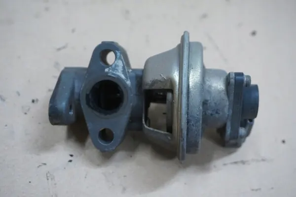 MAZDA B2500 EGR-venttiili OEM - Käytetty 2.5 TD 2001 image 3