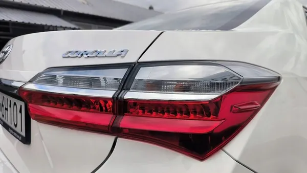 Lámpara Trasera Derecha Toyota Corolla E16 Lift image 8