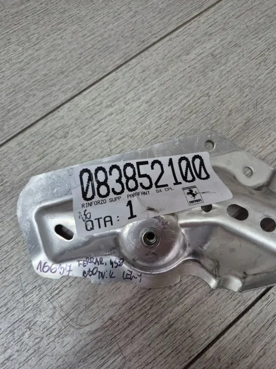 Ferrari 458 vänster framskärmsfäste OEM 83852100 image 4