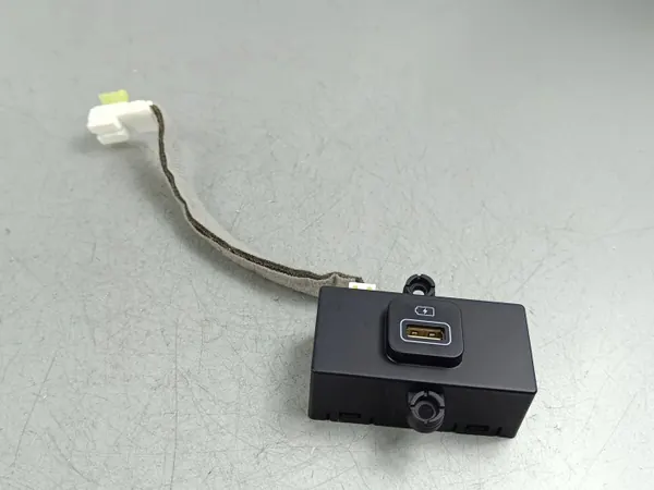 Kia Sorento IV USB-Steckdose OEM 96125P2600 image 2
