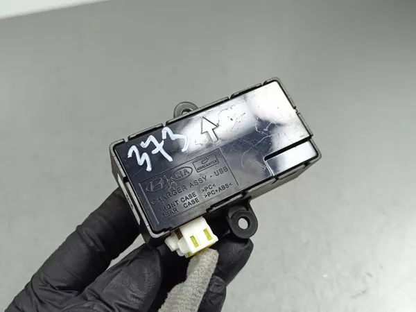 Kia Sorento IV USB-Steckdose OEM 96125P2600 image 4