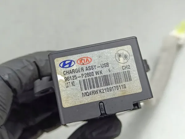 Kia Sorento IV USB-Steckdose OEM 96125P2600 image 5