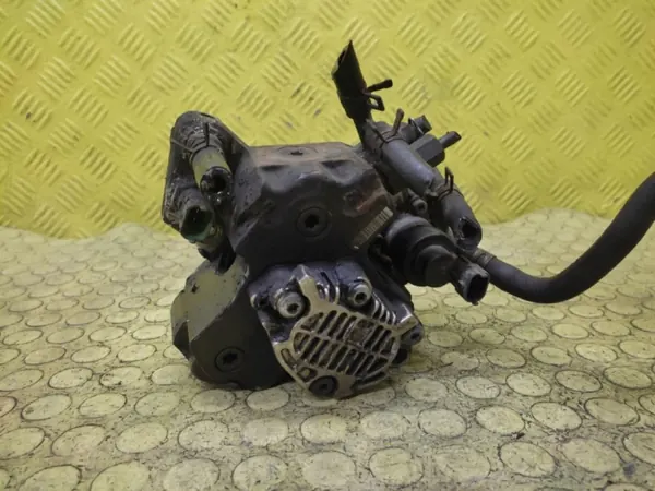 Toyota Yaris II 1.4 Polttoainepumppu OEM 0445010134 image 4