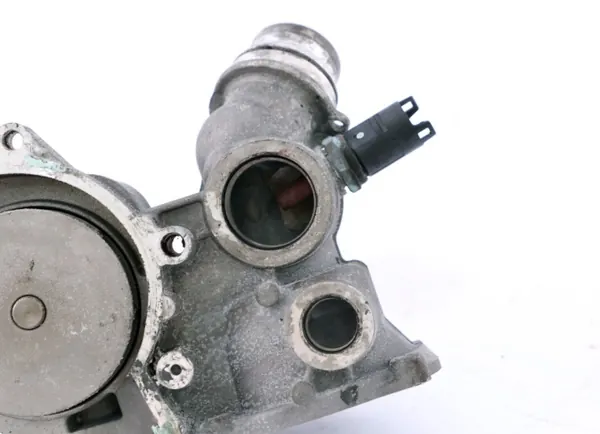BMW Vattenpump OEM 393336 för 4.4L M62 motor image 8