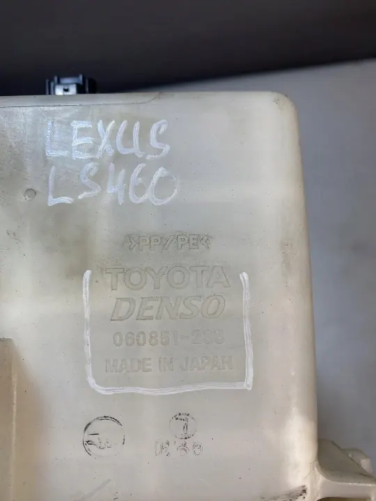 Réservoir lave-glace Lexus LS 4 OEM 060851-233 (2006-2009) image 7