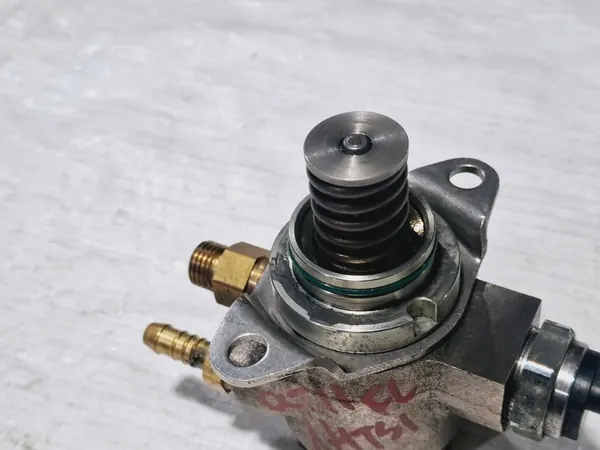 Hoge druk brandstofpomp Skoda Octavia II 1.4 TSI image 3