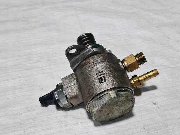 Hoge druk brandstofpomp Skoda Octavia II 1.4 TSI image 7