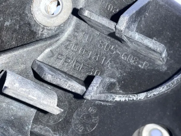 OEM 8T0805608 Höger Strålkastarfäste Audi A5 08-11 image 6