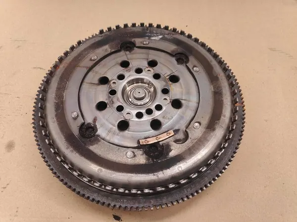 Kaksimassavauhtipyörä Mercedes Sprinter W906 W211 2.2 CDI image 4