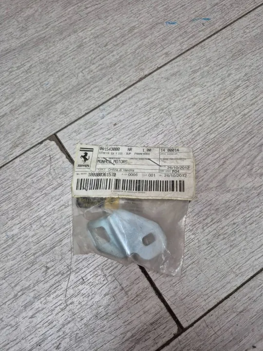 Ferrari 458 vänster stänkskärmsfäste OEM 138926 image 2