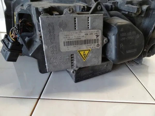 SEAT Alhambra MK1 2006 Farol Xenon Direito 7M3941018 image 4