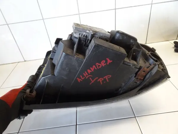 SEAT Alhambra MK1 2006 Farol Xenon Direito 7M3941018 image 8
