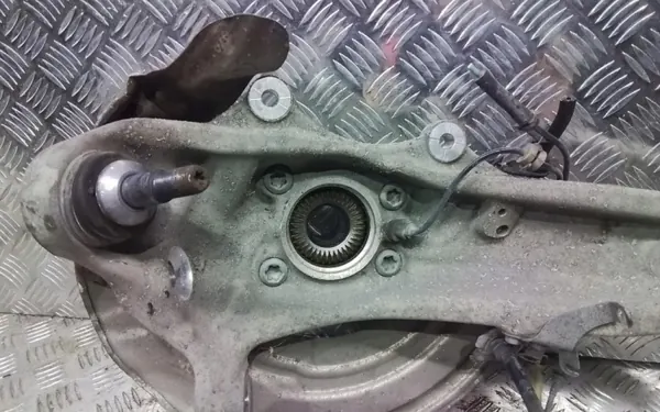 BMW 5er G30 G31 linke Radnabe 4x4 OEM Wrakowisko-8103- image 4