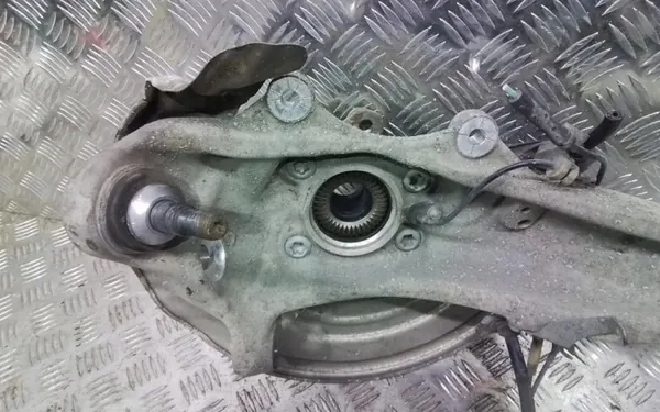 BMW 5er G30 G31 linke Radnabe 4x4 OEM Wrakowisko-8103- image 5