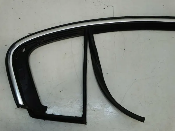 Junta ventana puerta trasera derecha VW Passat B7 OEM 3AE845212 image 5