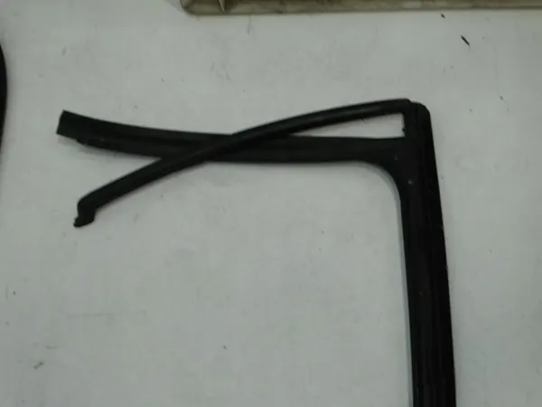 Junta ventana puerta trasera derecha VW Passat B7 OEM 3AE845212 image 7