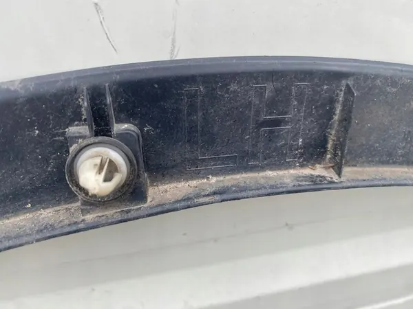 Vasen etulokasuojan trimmi Tesla Model Y EU image 10