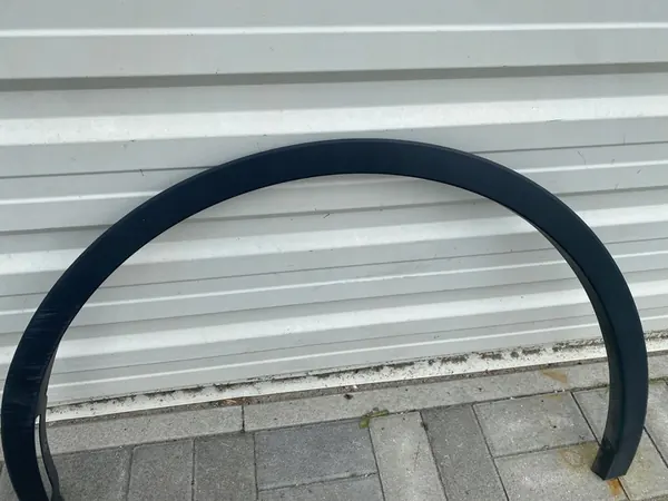 Vasen etulokasuojan trimmi Tesla Model Y EU image 3