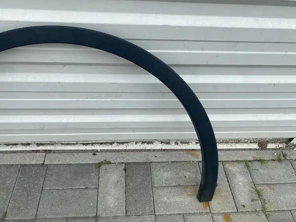 Vasen etulokasuojan trimmi Tesla Model Y EU image 4