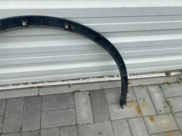 Vasen etulokasuojan trimmi Tesla Model Y EU image 9