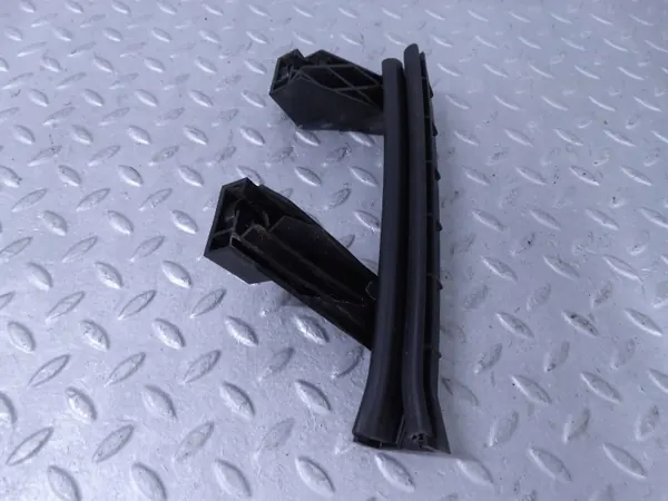 OEM 9832714880 Garniture vitre porte arrière gauche image 4