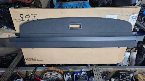 Skoda Octavia IV Kofferraum-Rollo OEM 5E7867871 - Schwarz image 2