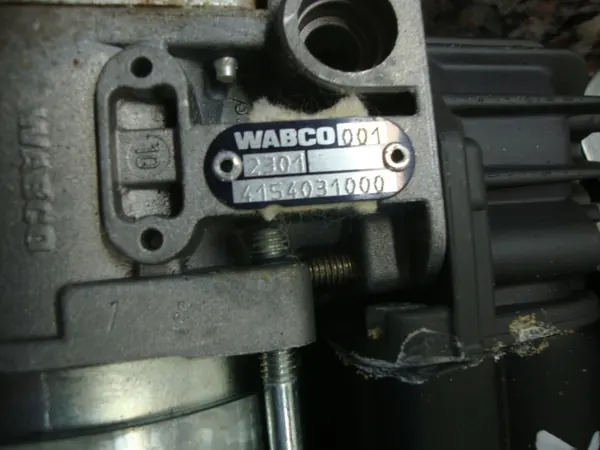 Compresseur suspension BMW X5 E53 OEM 881082099 image 4