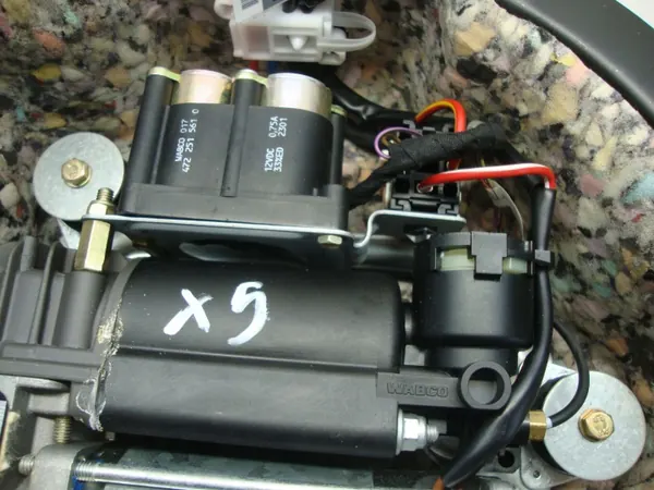Compresseur suspension BMW X5 E53 OEM 881082099 image 6