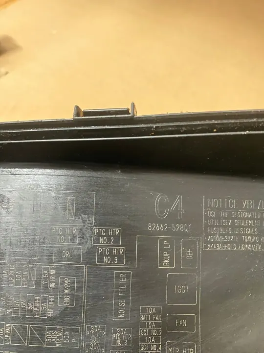 Sulakekotikansi OEM 82662-52801 Toyota Yaris III:lle image 3