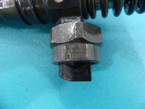 Pompe lave-glace OEM 038130073F pour VW 1.9 TDI image 4