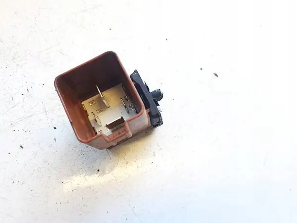 Relais OEM pour Citroen C5 2009 1.6L image 3