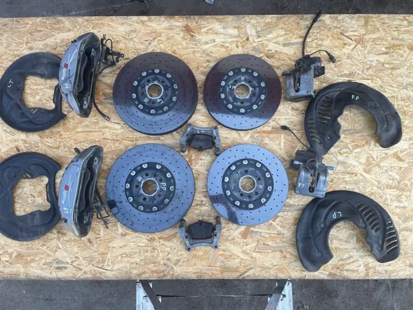 Audi S6/RS6 C8 keraamiset jarrupalat OEM 4M0615602J image 2