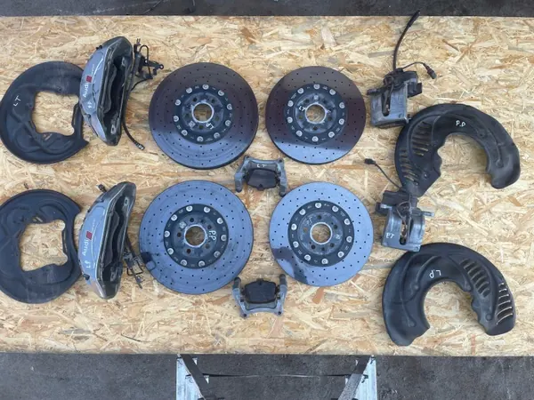 Audi S6/RS6 C8 keraamiset jarrupalat OEM 4M0615602J image 3