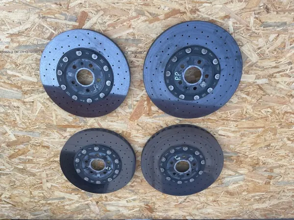 Audi S6/RS6 C8 keraamiset jarrupalat OEM 4M0615602J image 5