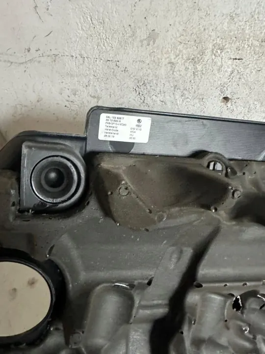 Skoda Motorabdeckung OEM 04L103925T - Gebraucht image 3