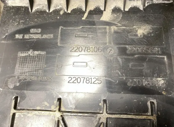OEM 22065621 Volvo batterilådlock - Begagnad image 5