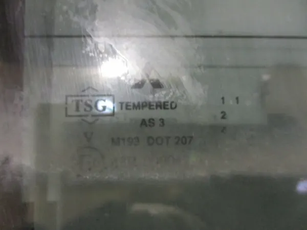 Mitsubishi L200 IV taka keskus ohjaamon lasi OEM image 4
