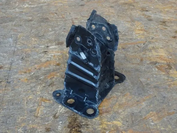 AUDI A3 8P LIFT Etuvasen Iskuzona 8P0807133A image 2