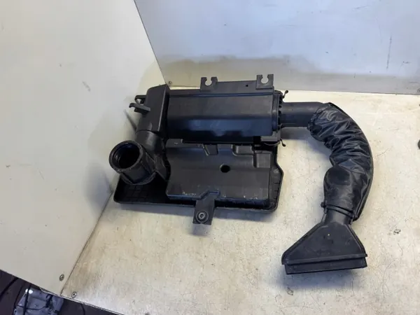 Kia Luftfiltergehäuse OEM 28100-G6300 - Gebraucht image 4