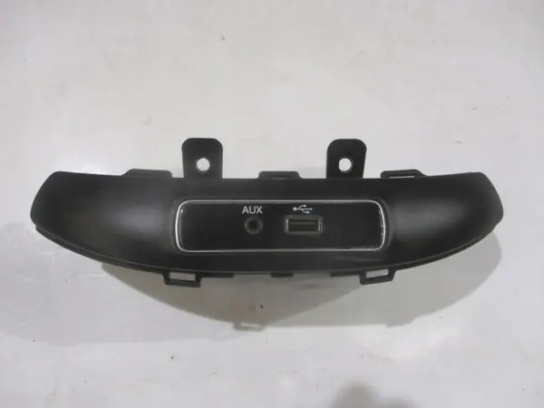 Enchufe AUX USB Fiat 500X OEM 735650649 image 2
