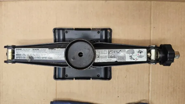 Mercedes W168 Kiila Kolmio Avain OEM A1685830715 image 10