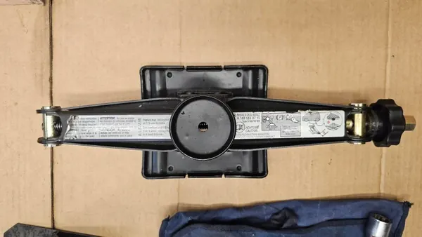 Mercedes W168 Kiila Kolmio Avain OEM A1685830715 image 3