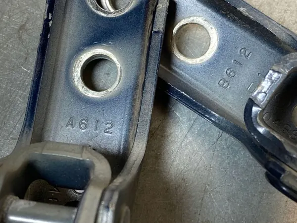Mitsubishi OE B612 Vordertürscharniere - Gebraucht image 3
